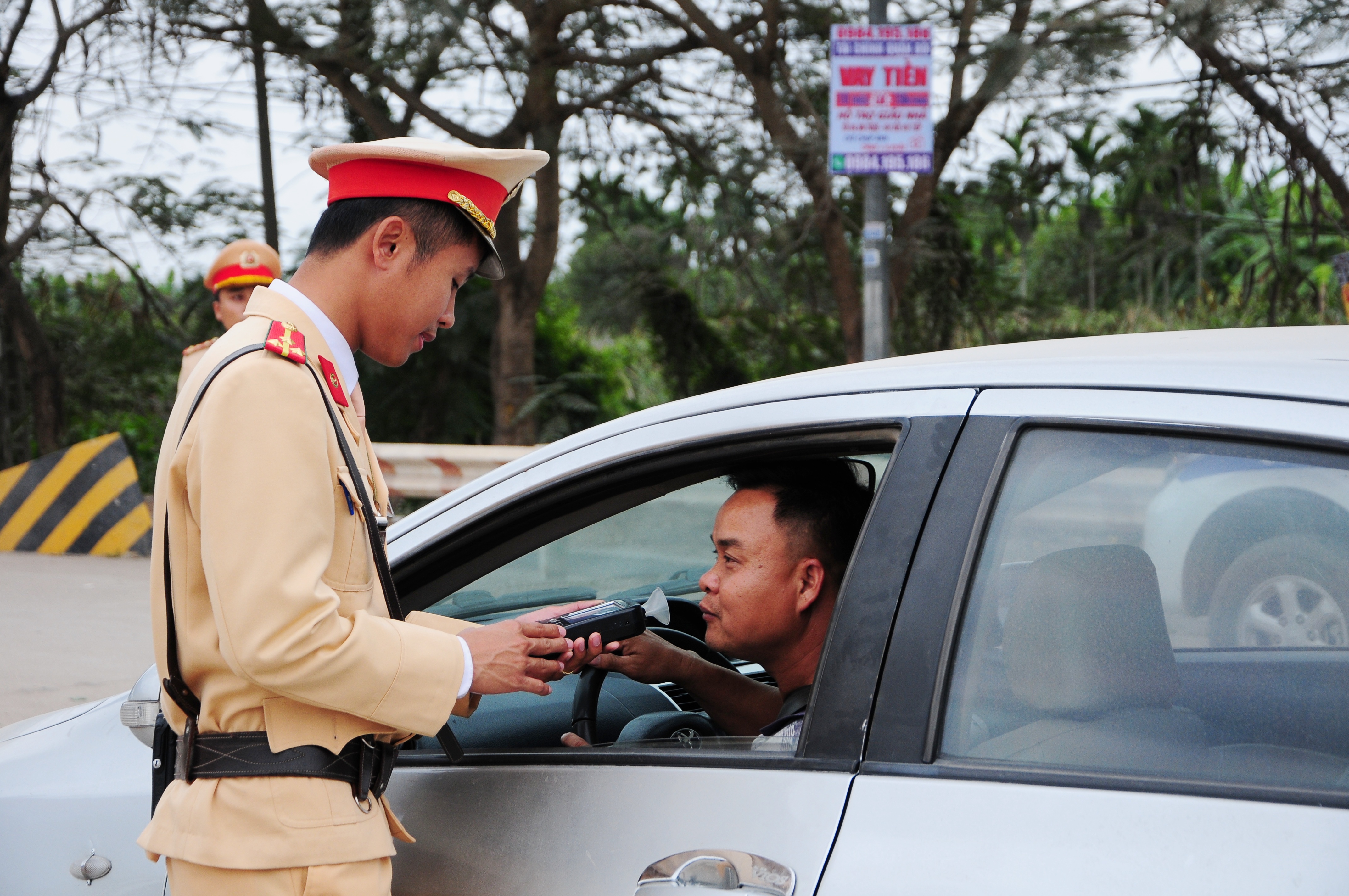 Tăng cường kiểm tra chất gây nghiện đối với lái xe, phụ xe trong những tháng cuối năm